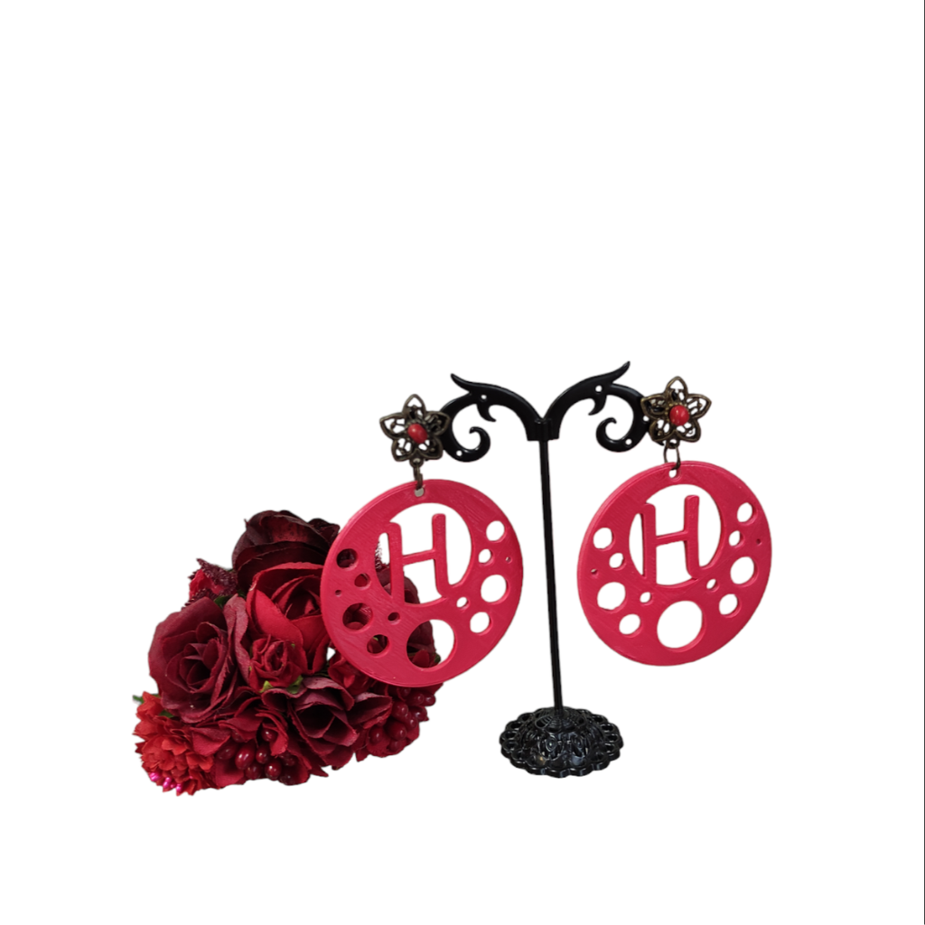 Pendientes flamencos fucsia con letra H de Hechura